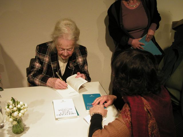 Hilde Domin beim Signieren